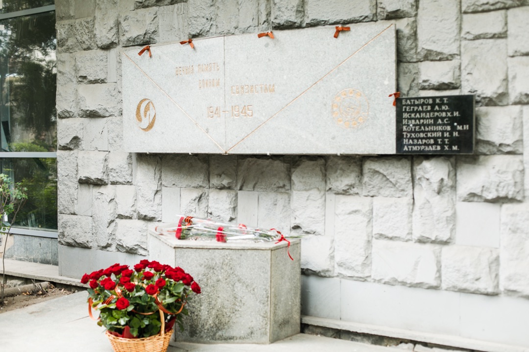 Церемония возложения цветов у мемориала памяти и славы военным связистам